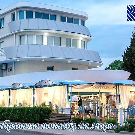 Семеен Хотел "Кораб Ренеса" 拉夫达 外观 照片